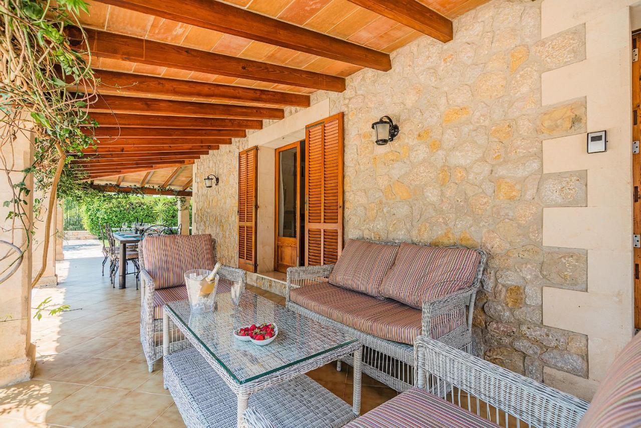 Can Barretas Villa *